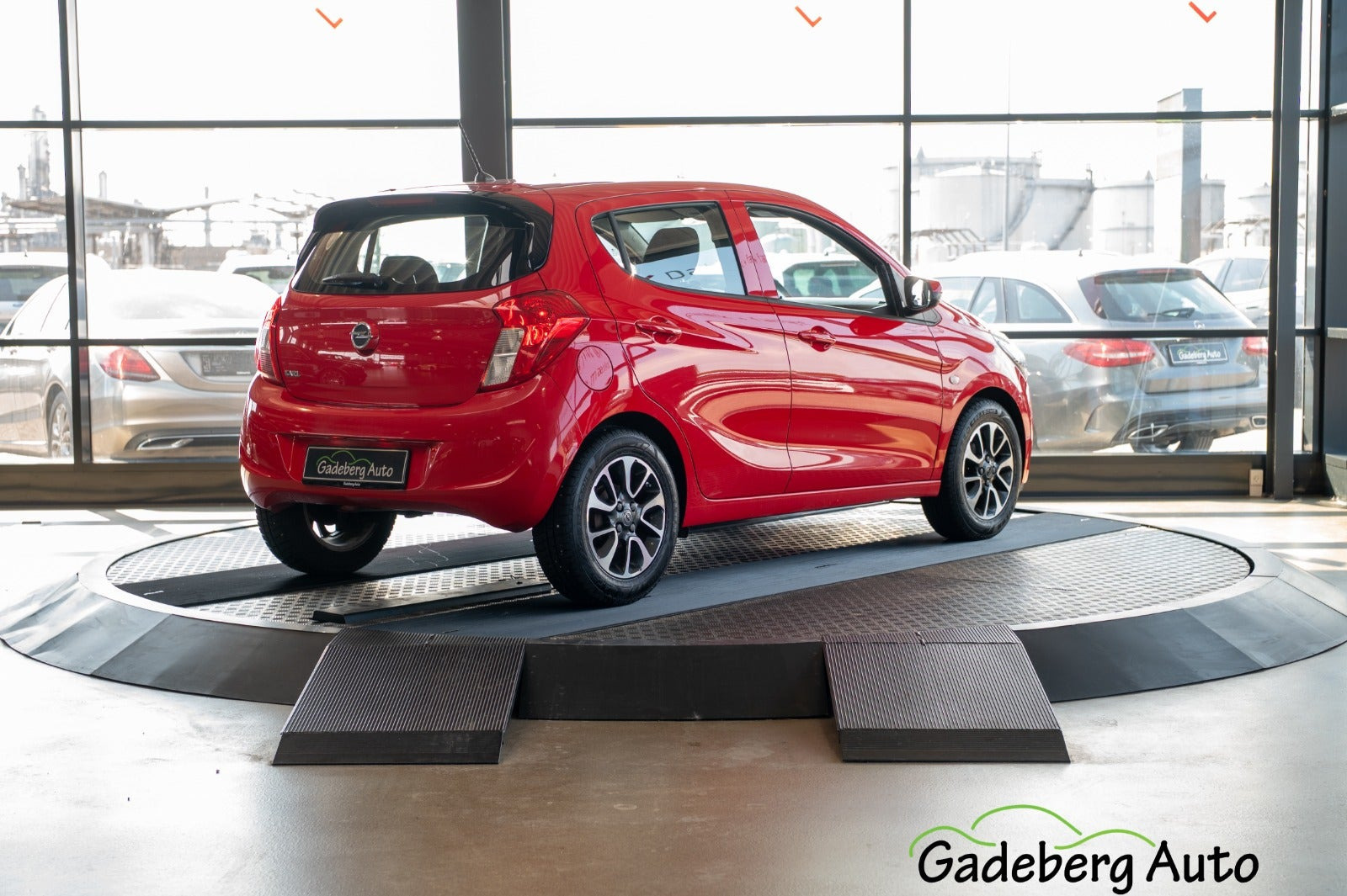 Rød Opel Karl fra 2016