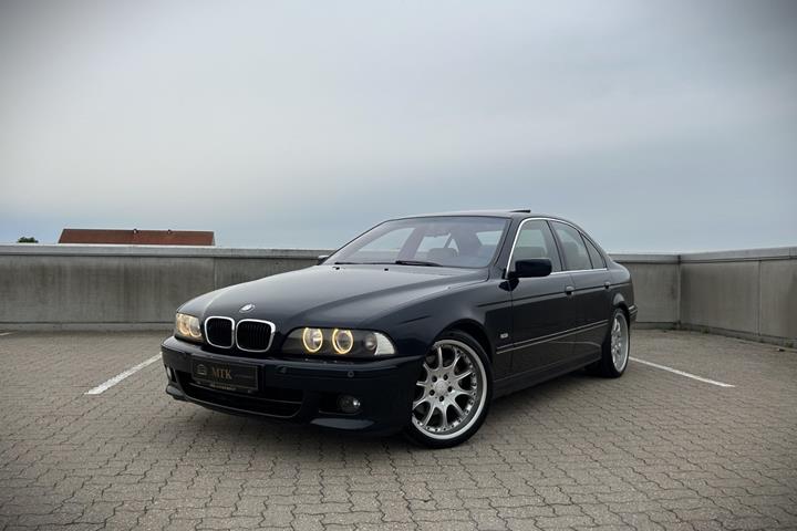 Blå BMW 540i fra 2003