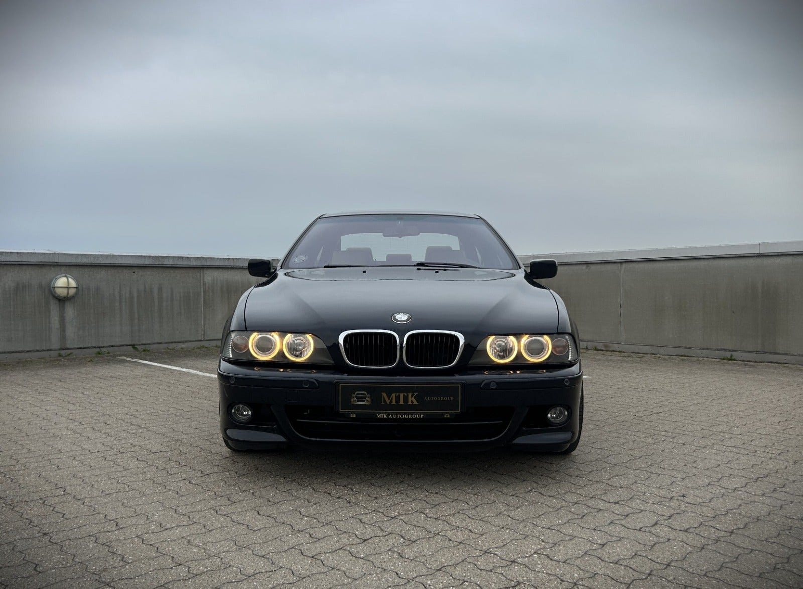 Blå BMW 540i fra 2003