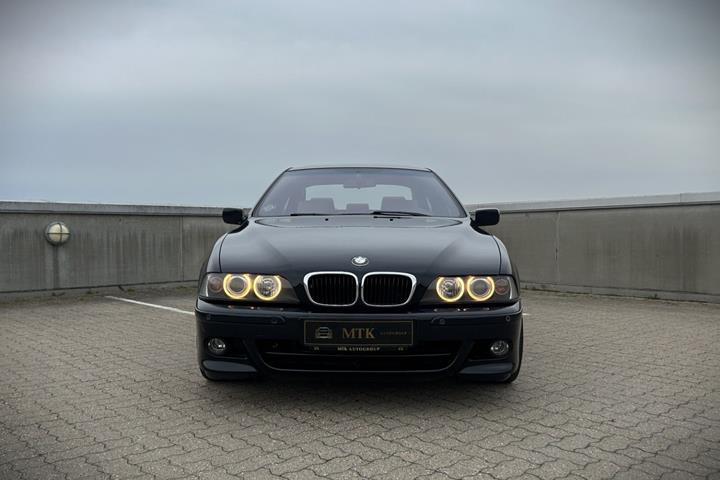Blå BMW 540i fra 2003