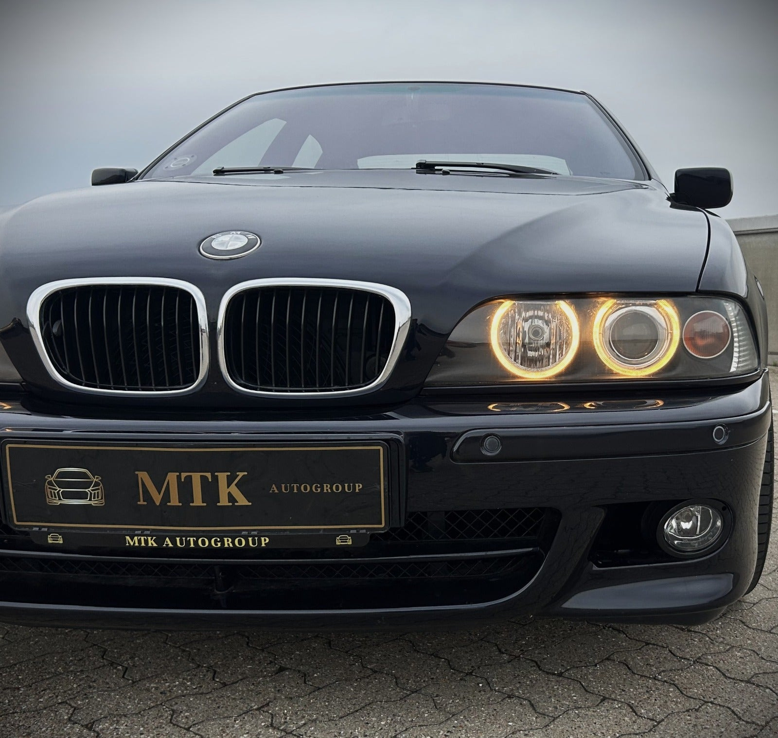 Blå BMW 540i fra 2003