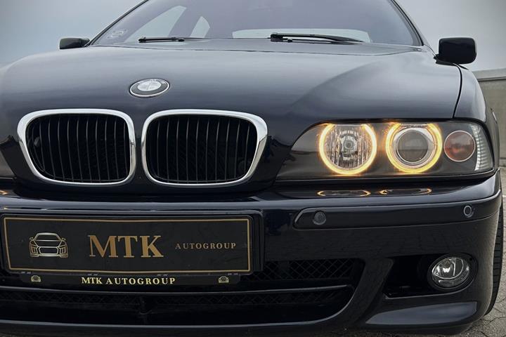Blå BMW 540i fra 2003