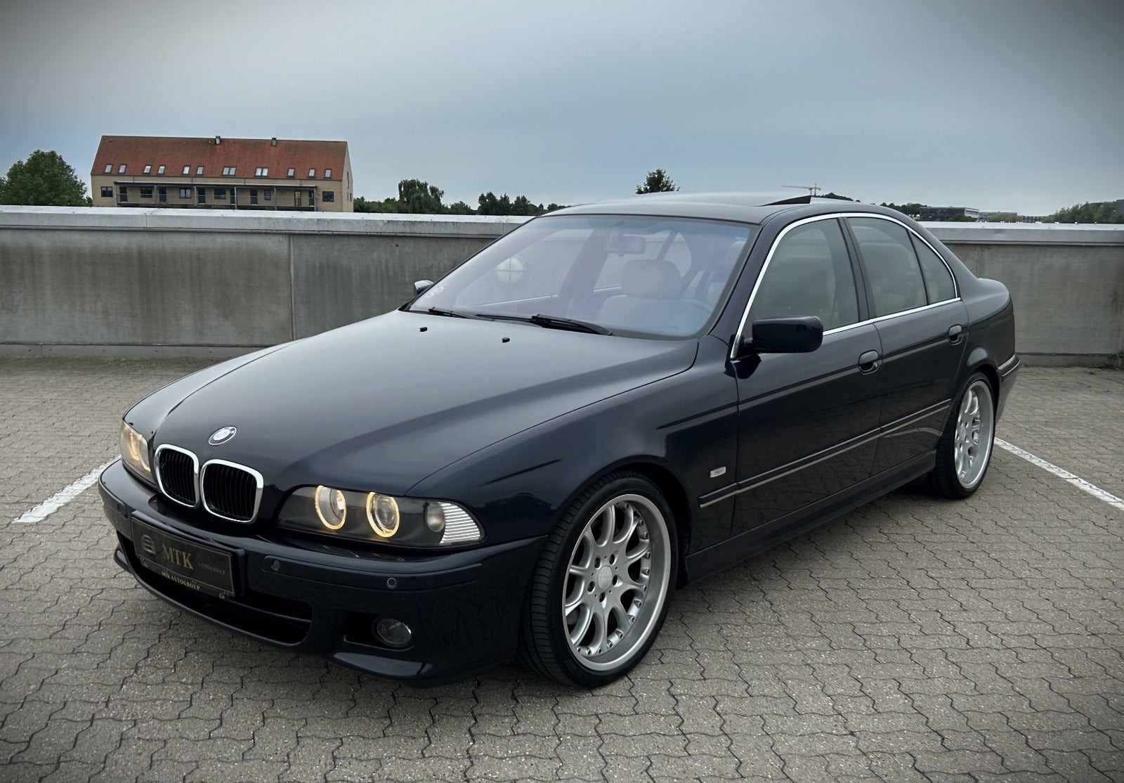 Blå BMW 540i fra 2003