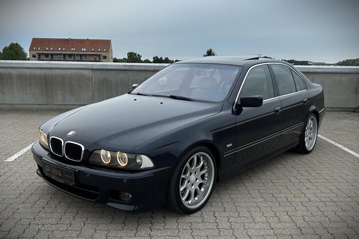 Blå BMW 540i fra 2003