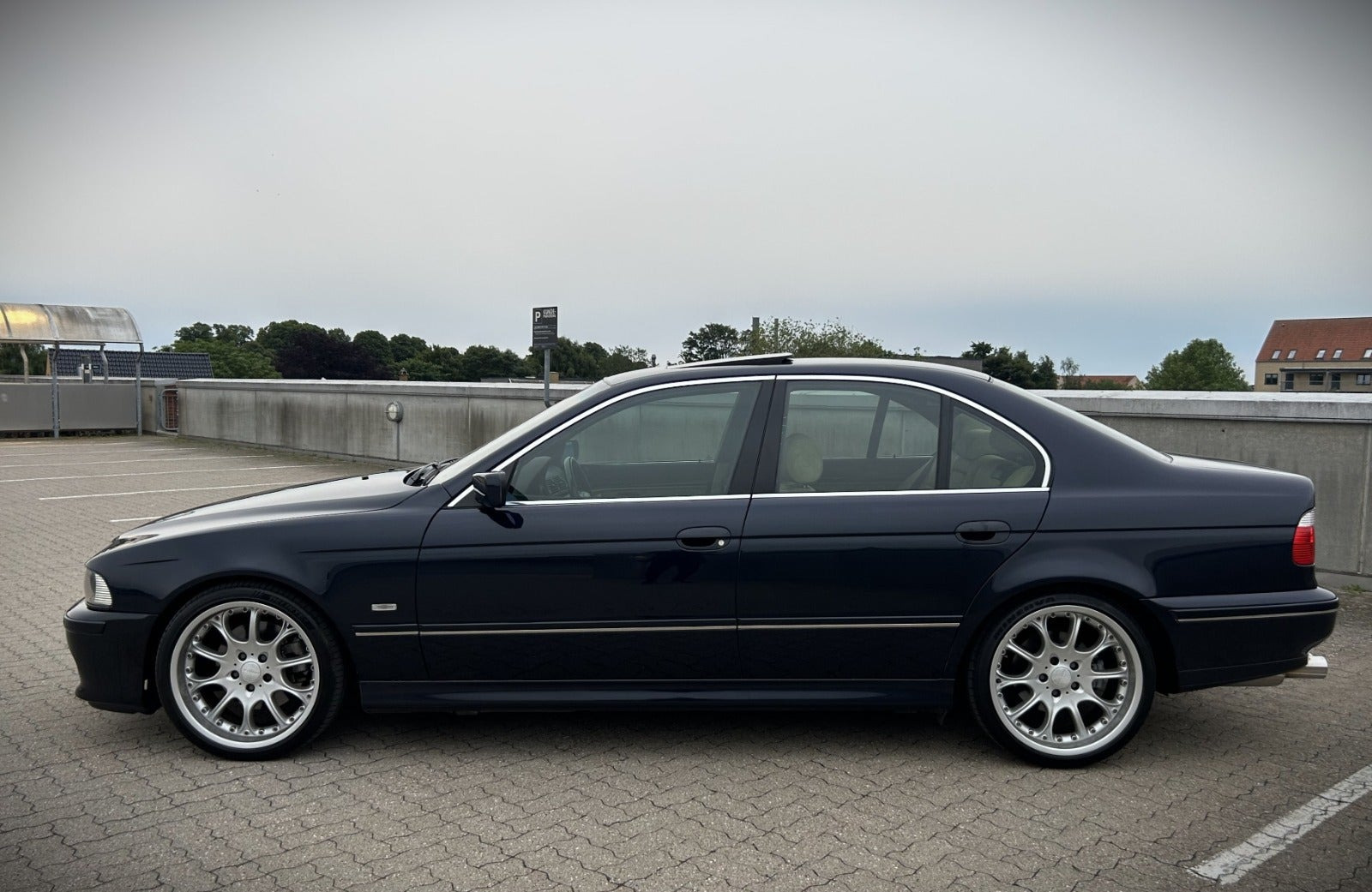 Blå BMW 540i fra 2003
