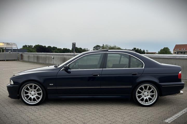 Blå BMW 540i fra 2003
