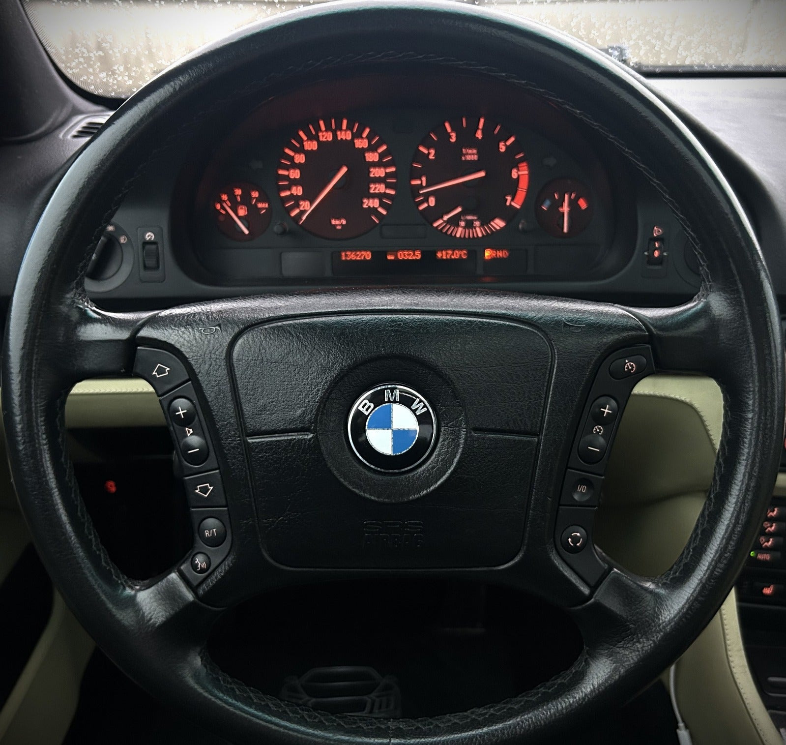 Blå BMW 540i fra 2003
