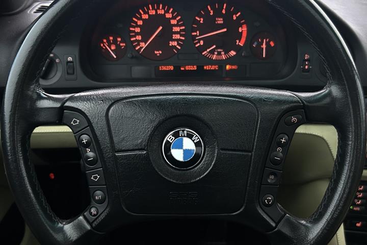 Blå BMW 540i fra 2003