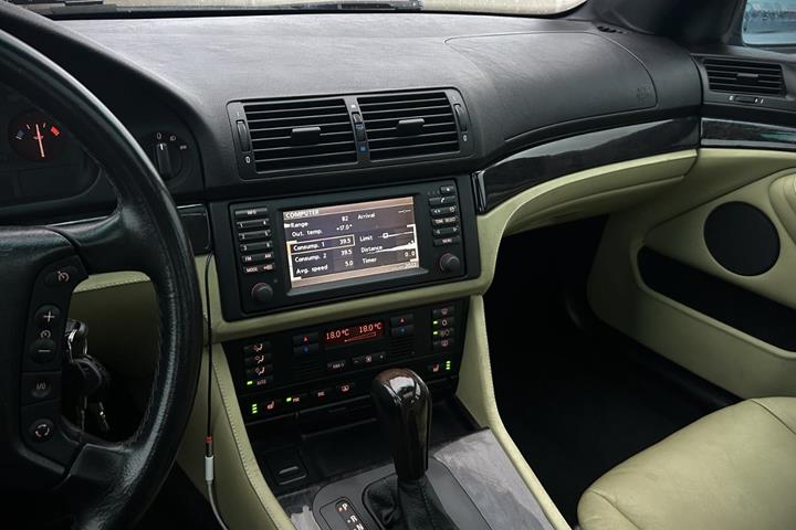 Blå BMW 540i fra 2003