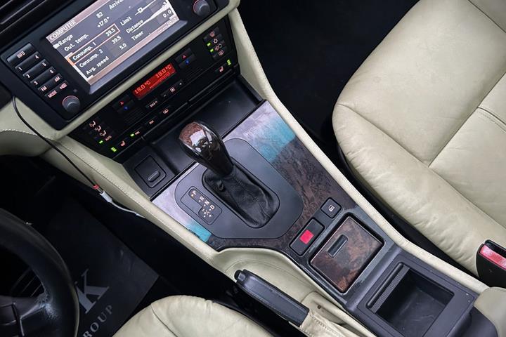 Blå BMW 540i fra 2003