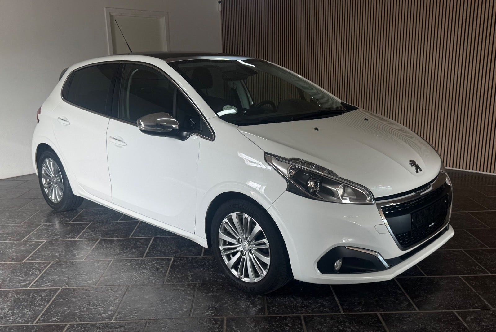 Peugeot 208 1,6 BlueHDi 100 Allure Sky