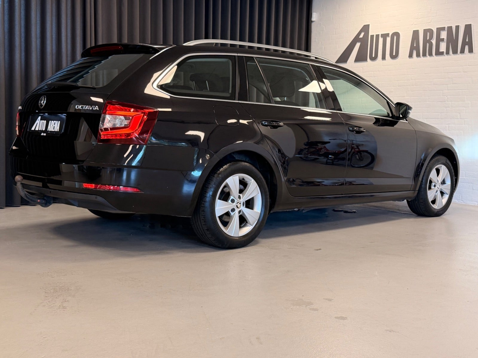 Sort Skoda Octavia fra 2018