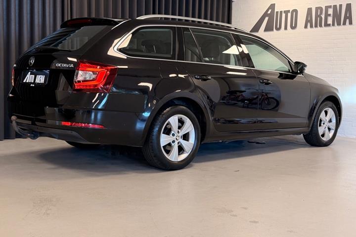Sort Skoda Octavia fra 2018