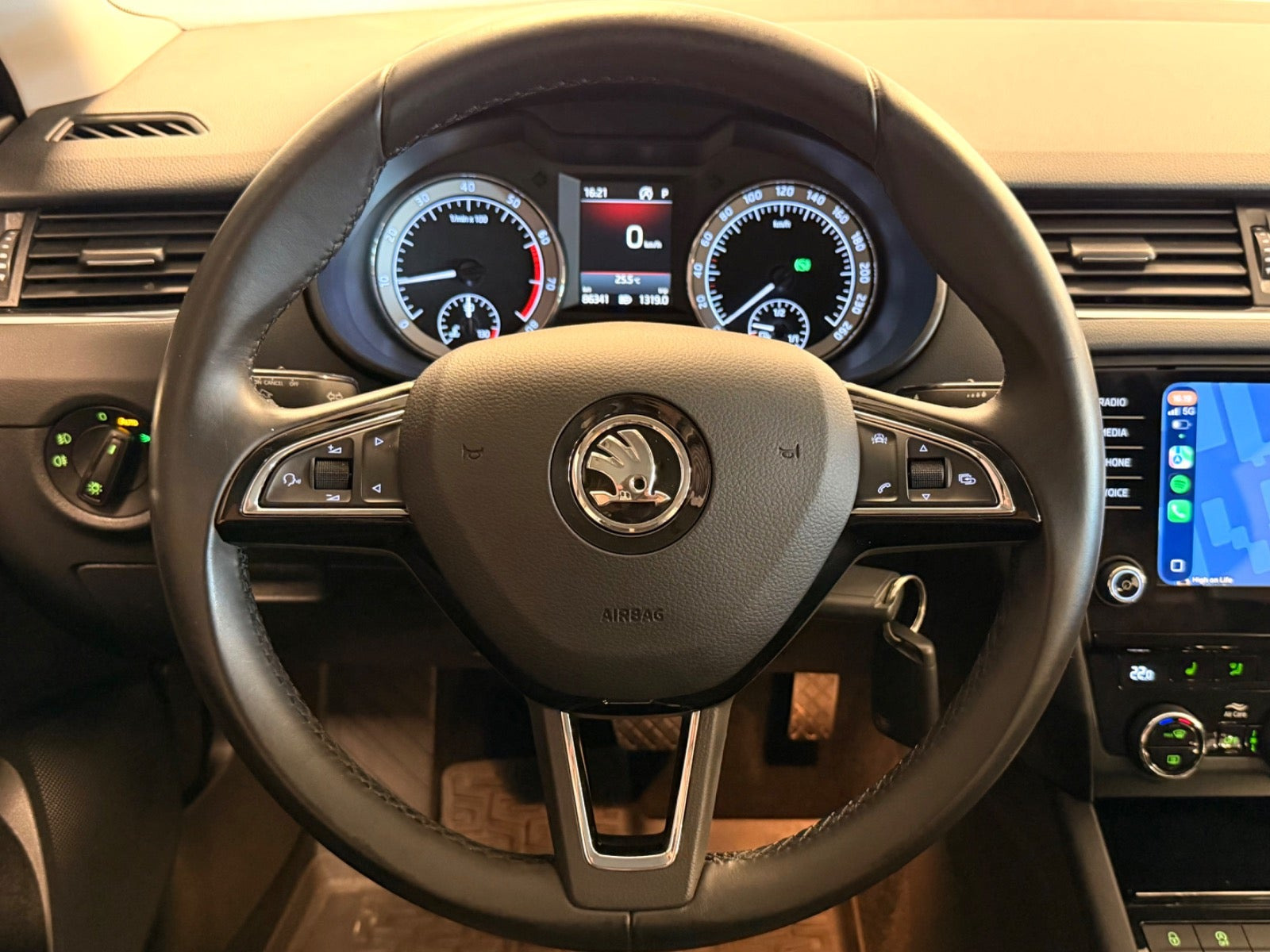 Sort Skoda Octavia fra 2018