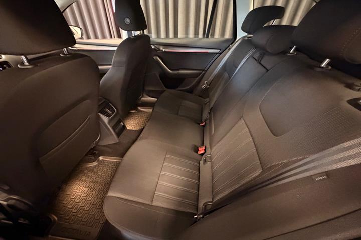 Sort Skoda Octavia fra 2018