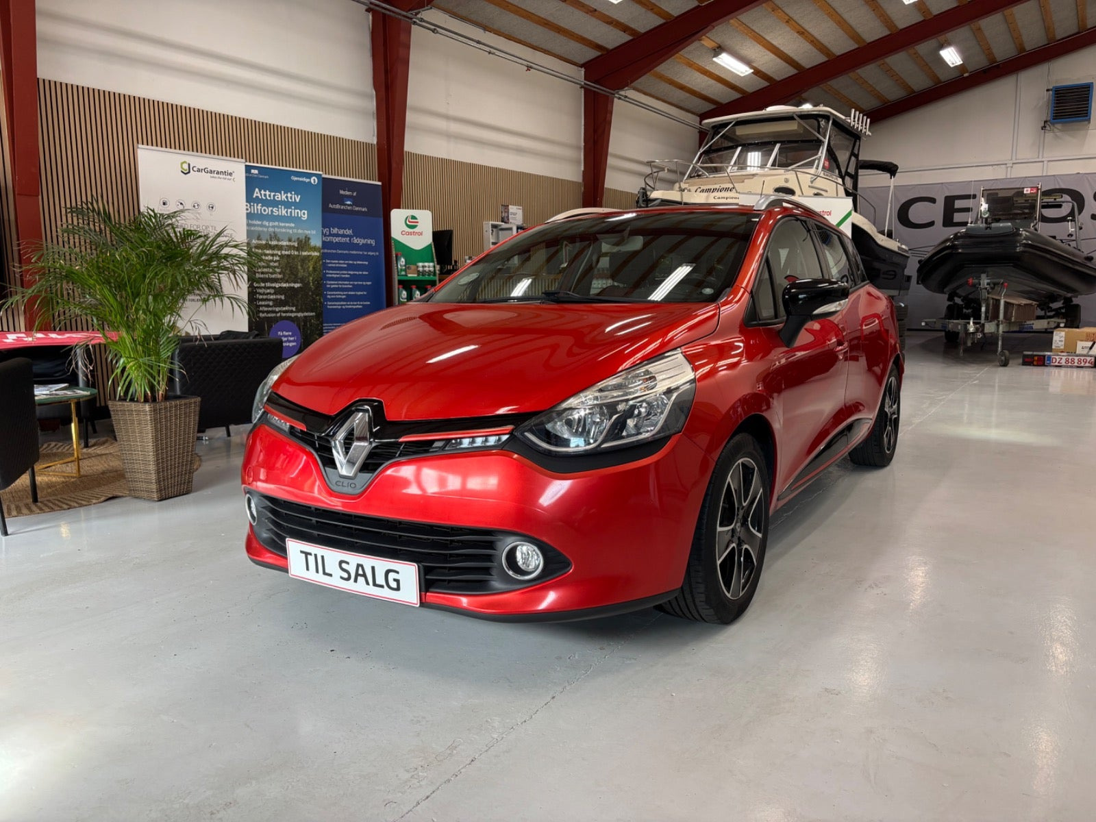 Rød Renault Clio IV fra 2014