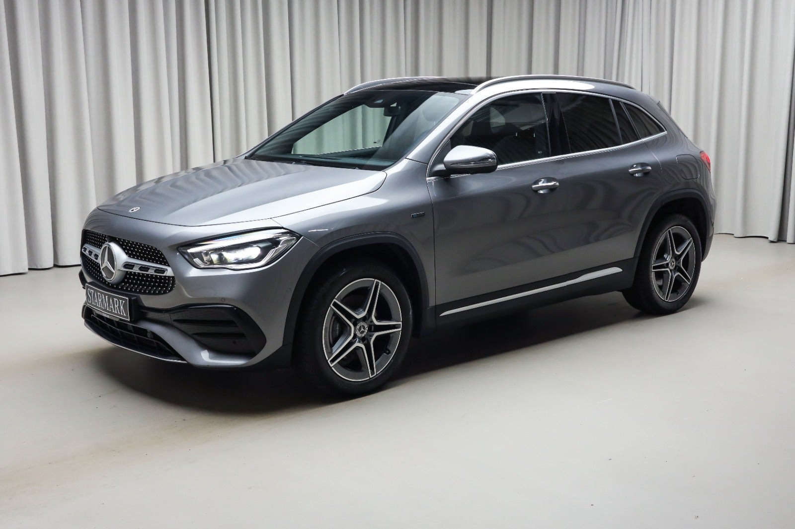 Grå Mercedes GLA250 e fra 2021