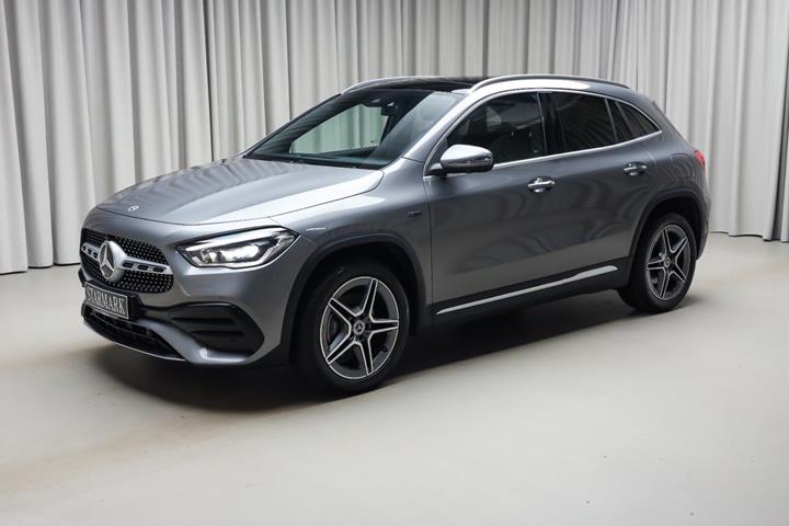 Grå Mercedes GLA250 e fra 2021