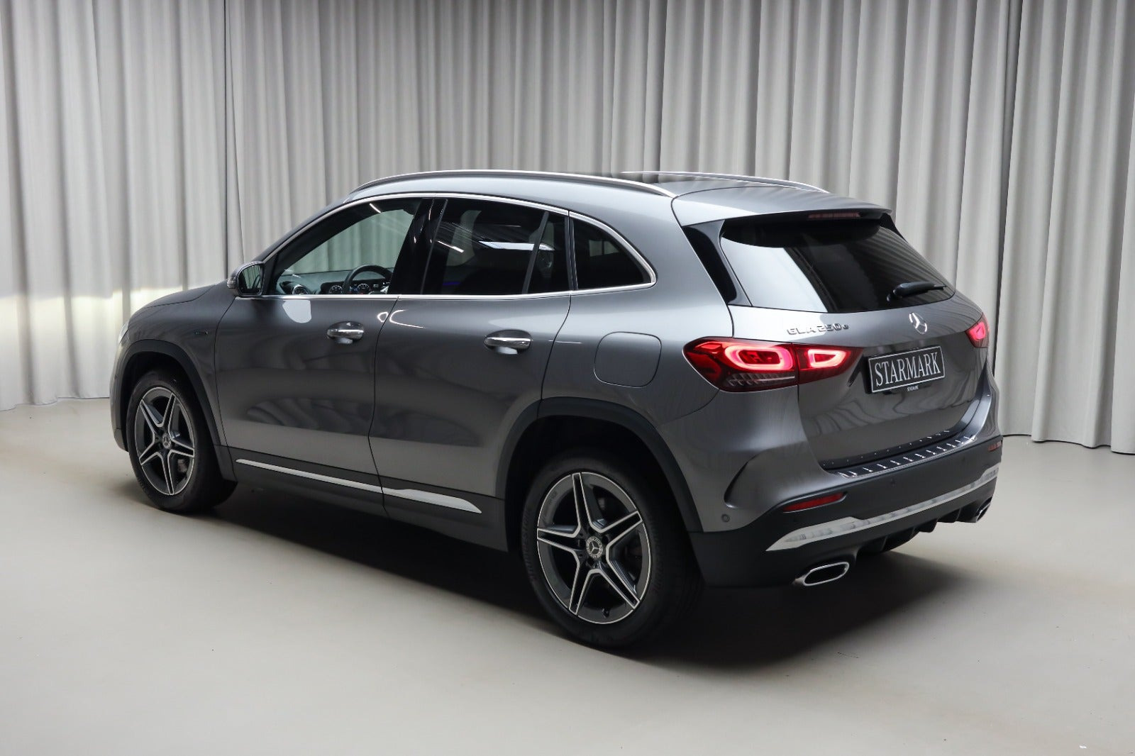 Grå Mercedes GLA250 e fra 2021