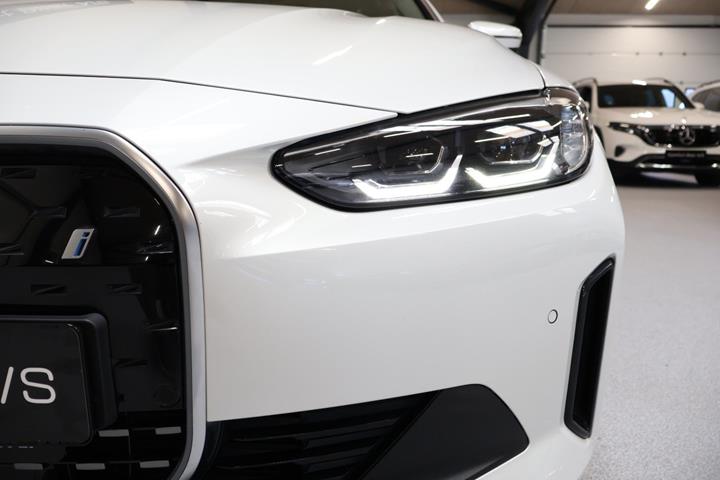 Hvid BMW i4 fra 2023