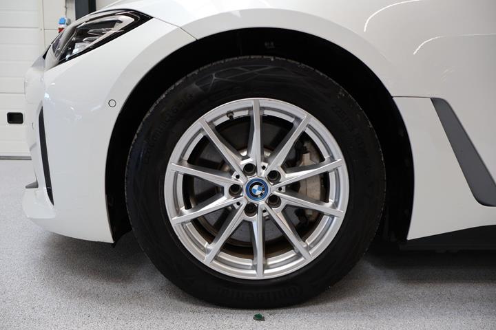 Hvid BMW i4 fra 2023