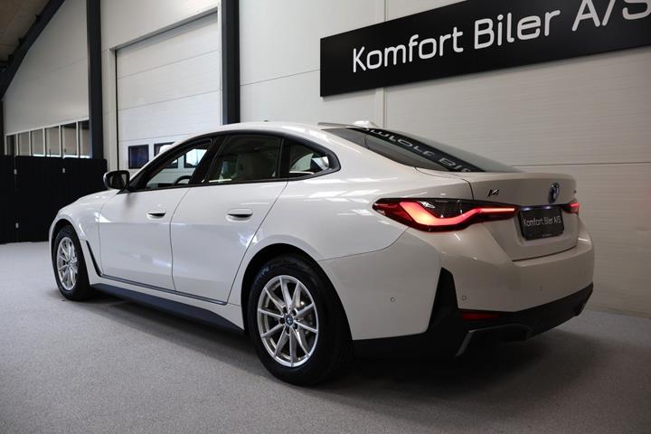 Hvid BMW i4 fra 2023