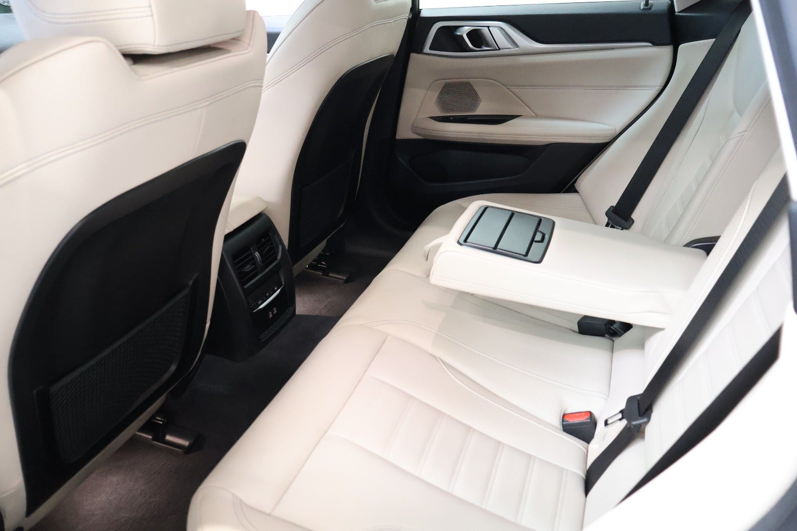 Hvid BMW i4 fra 2023