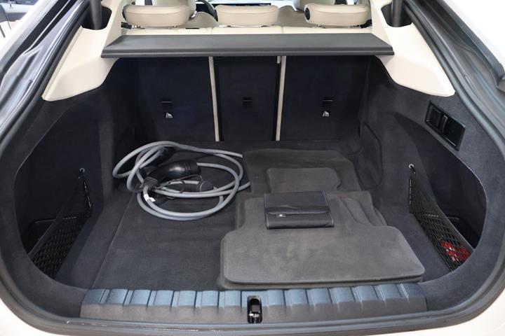 Hvid BMW i4 fra 2023