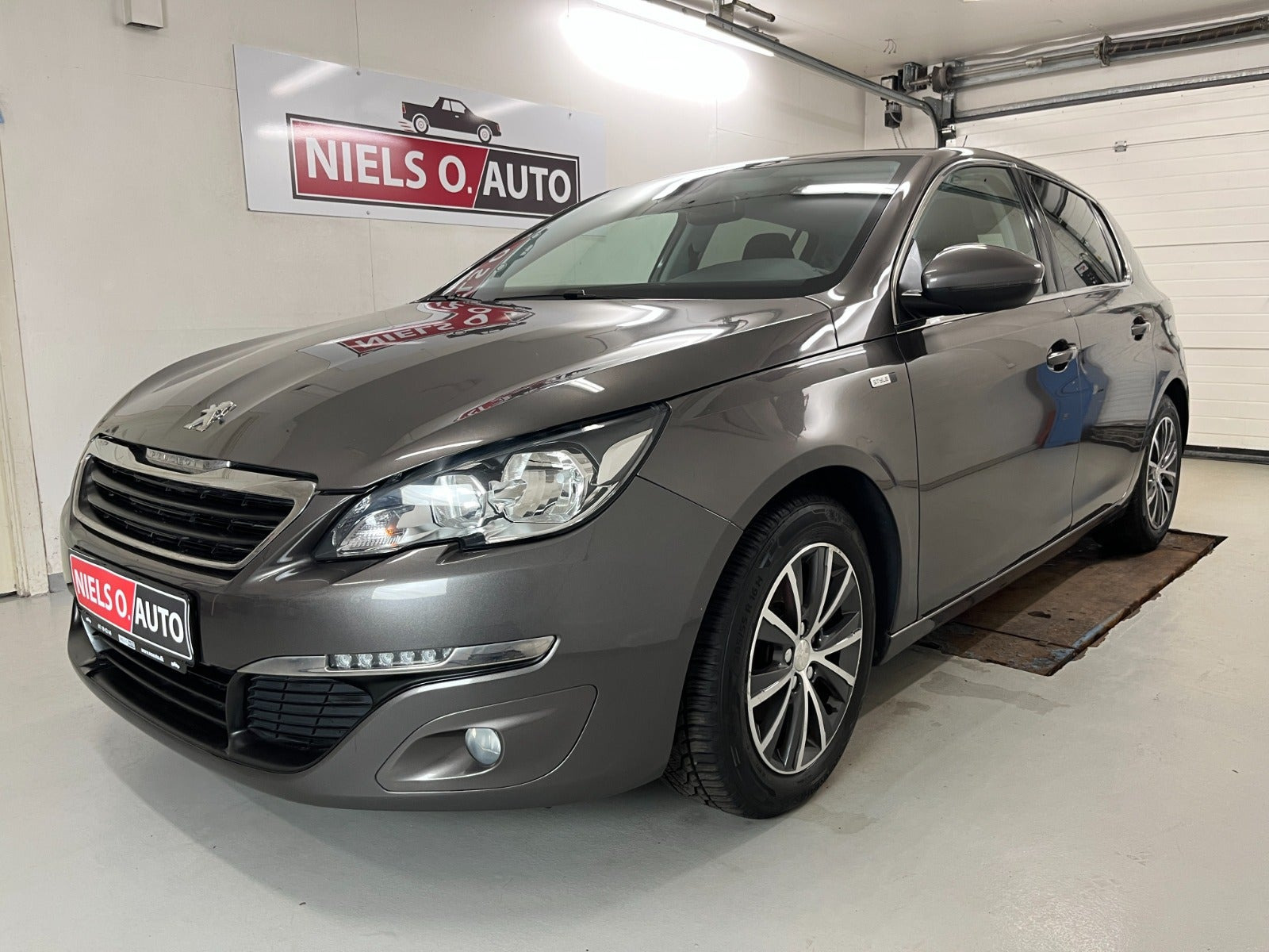 Grå Peugeot 308 fra 2016