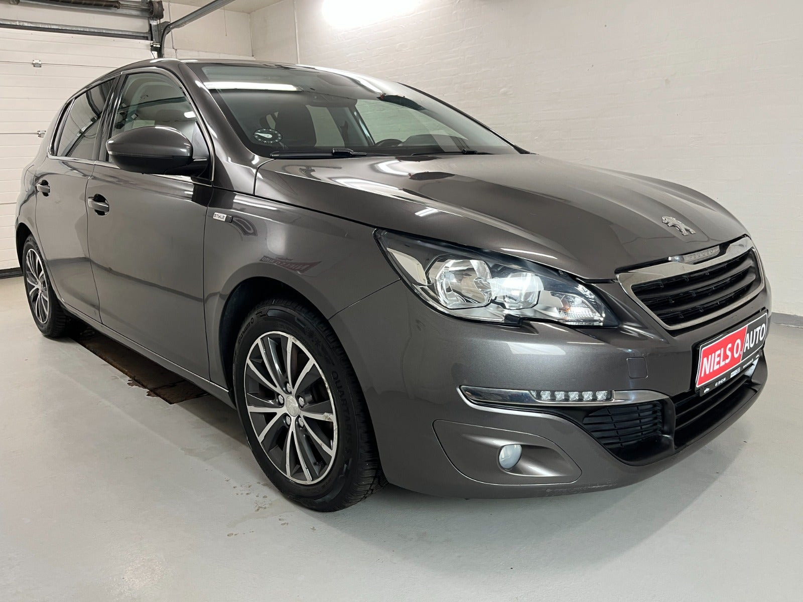 Grå Peugeot 308 fra 2016