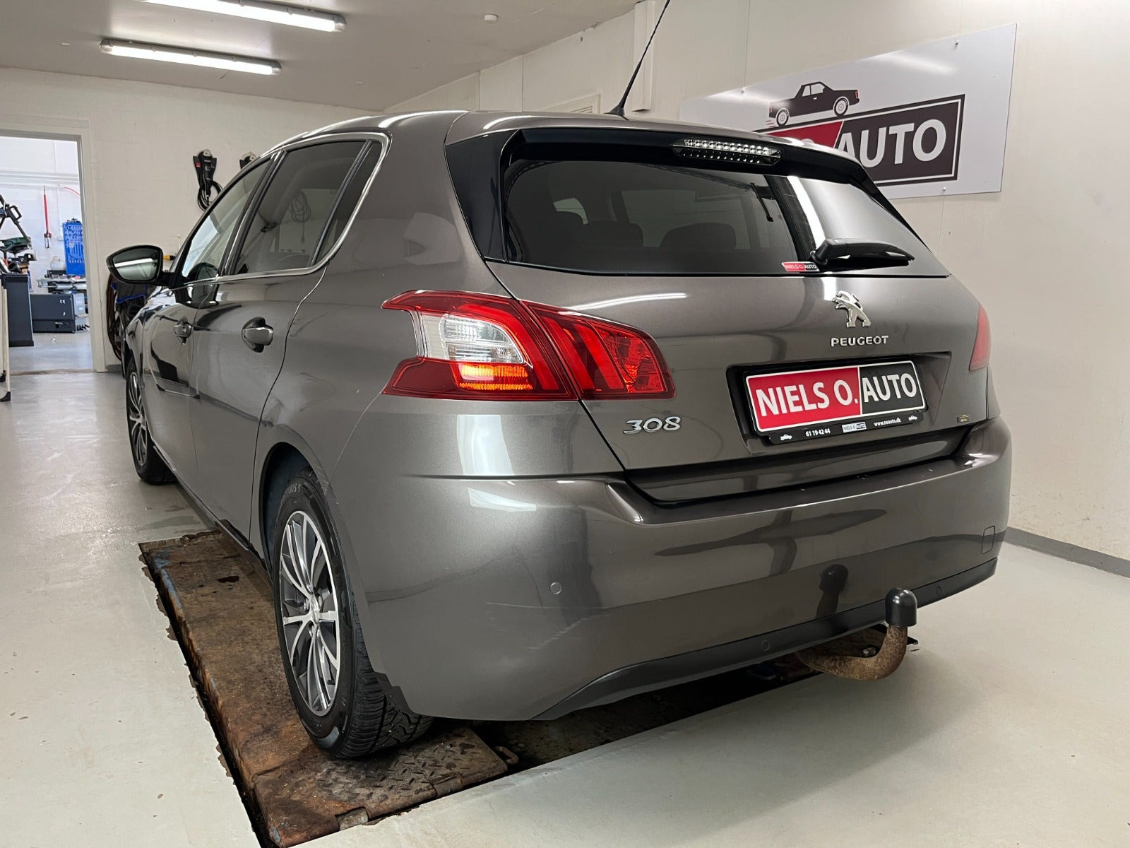 Grå Peugeot 308 fra 2016