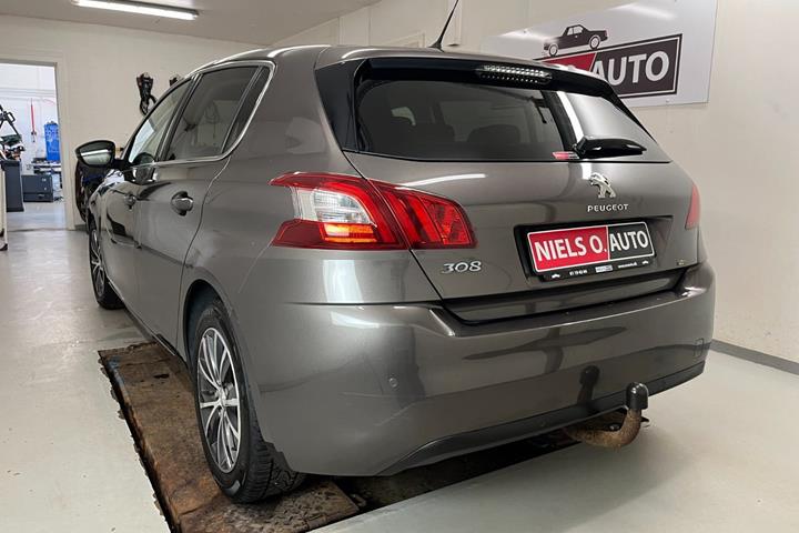 Grå Peugeot 308 fra 2016