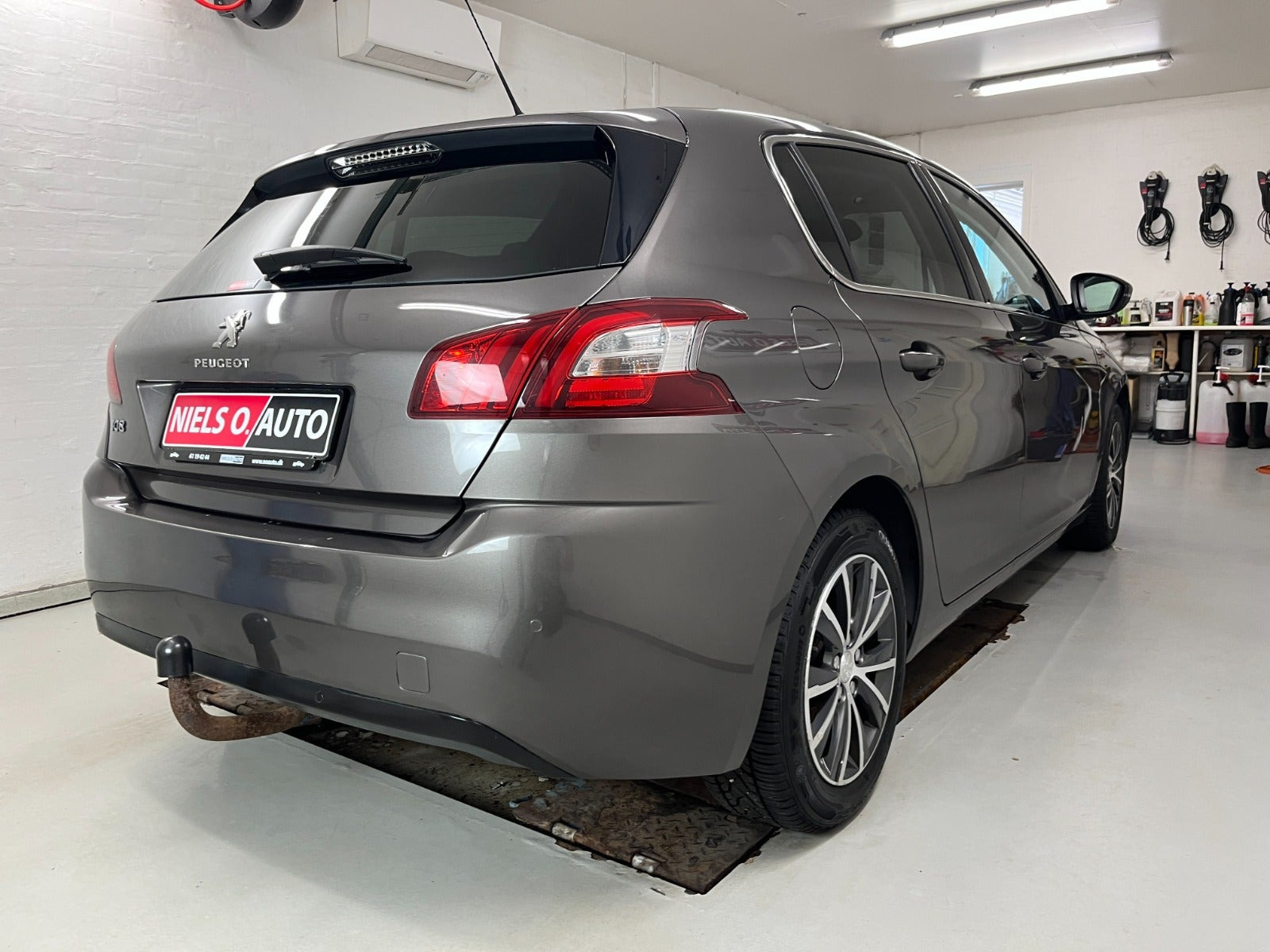 Grå Peugeot 308 fra 2016