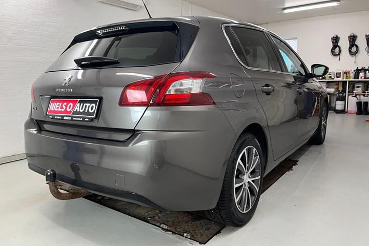 Grå Peugeot 308 fra 2016