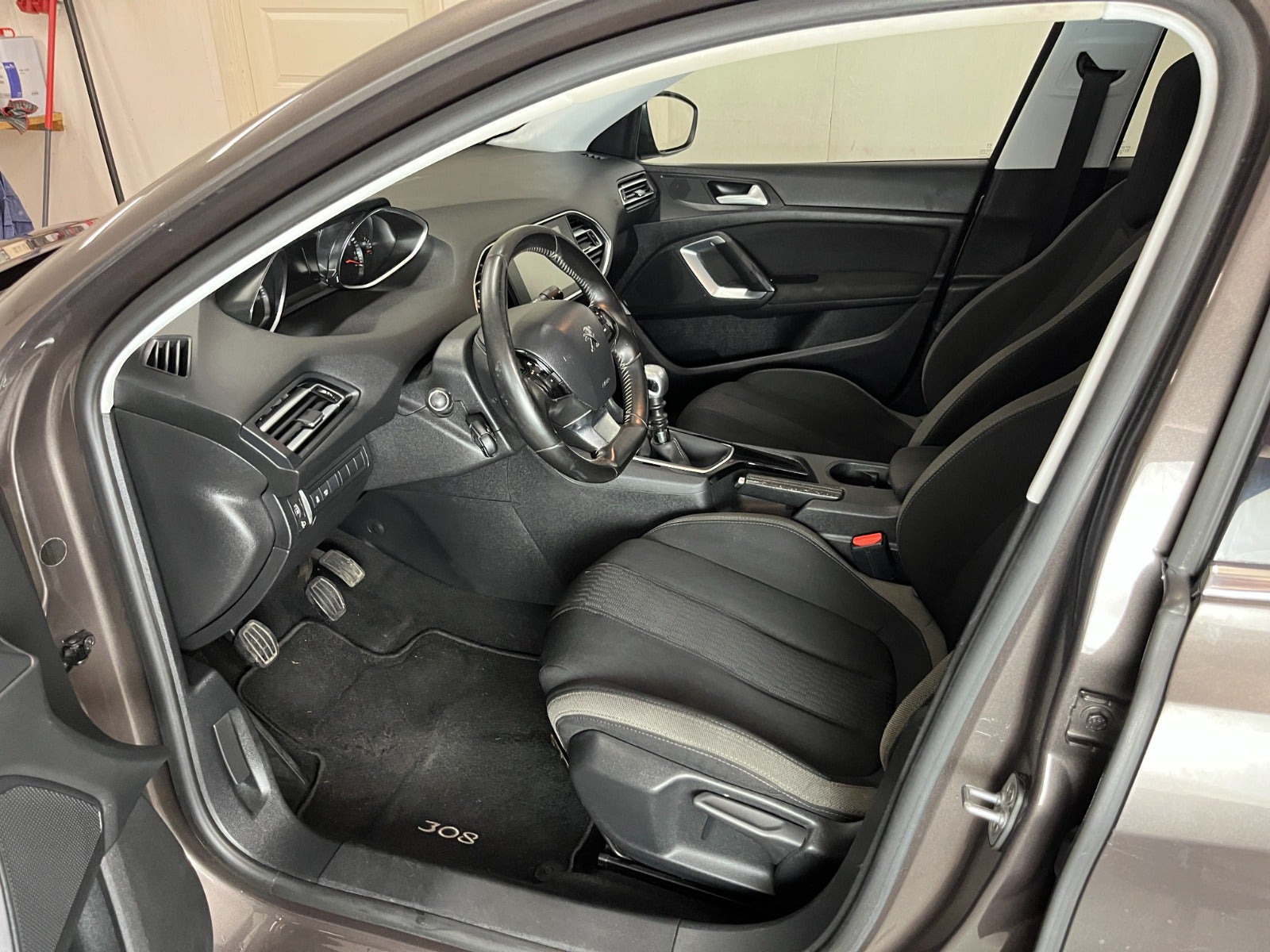 Grå Peugeot 308 fra 2016