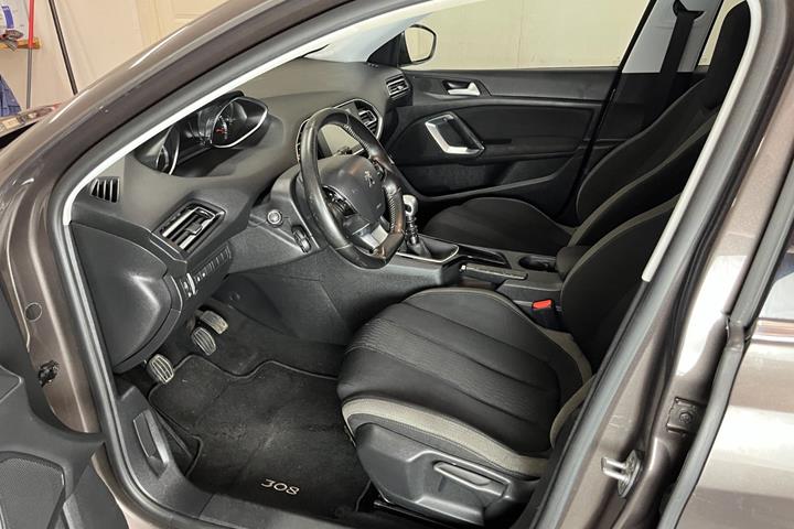 Grå Peugeot 308 fra 2016