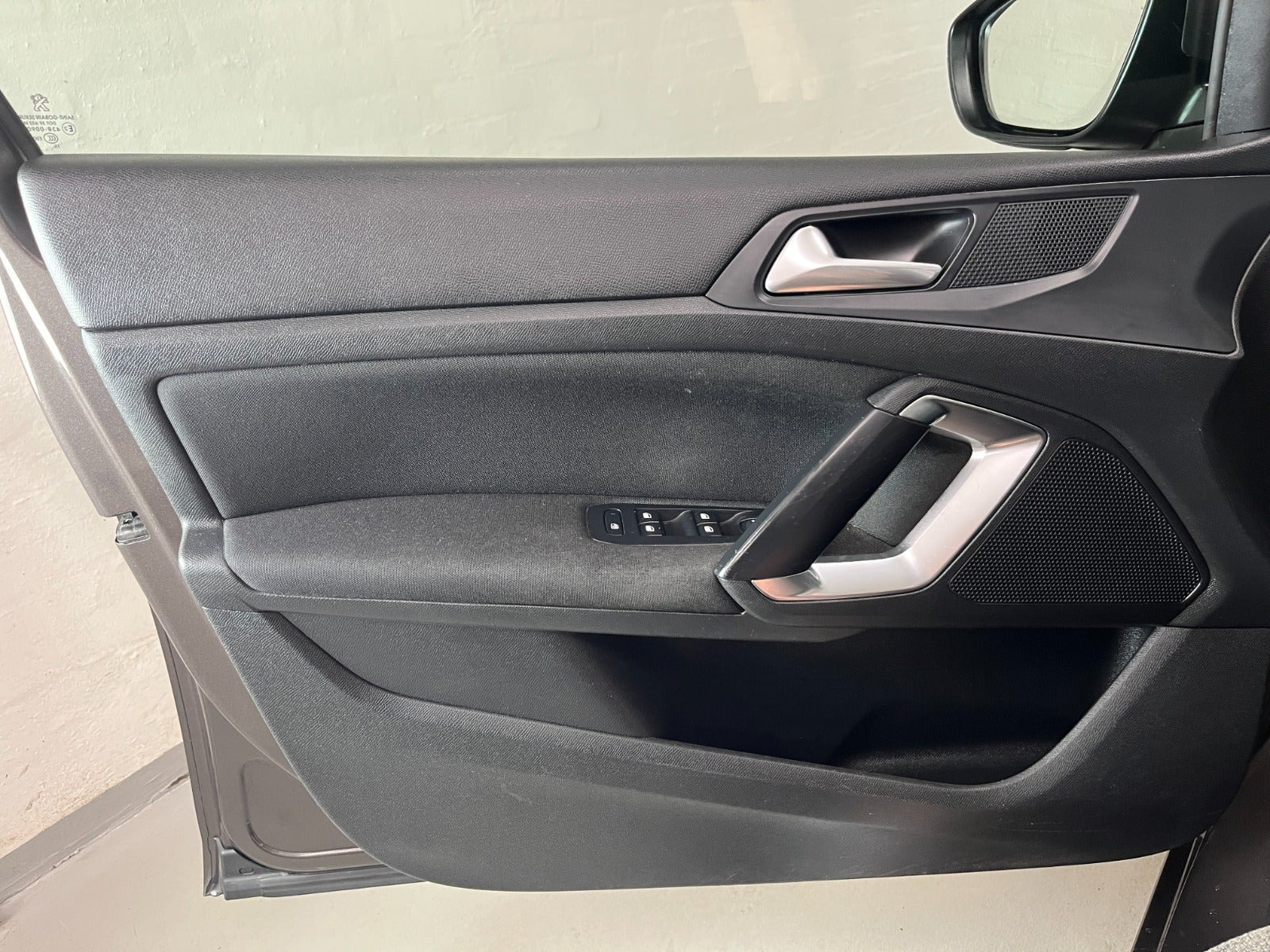 Grå Peugeot 308 fra 2016