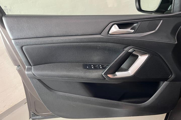 Grå Peugeot 308 fra 2016