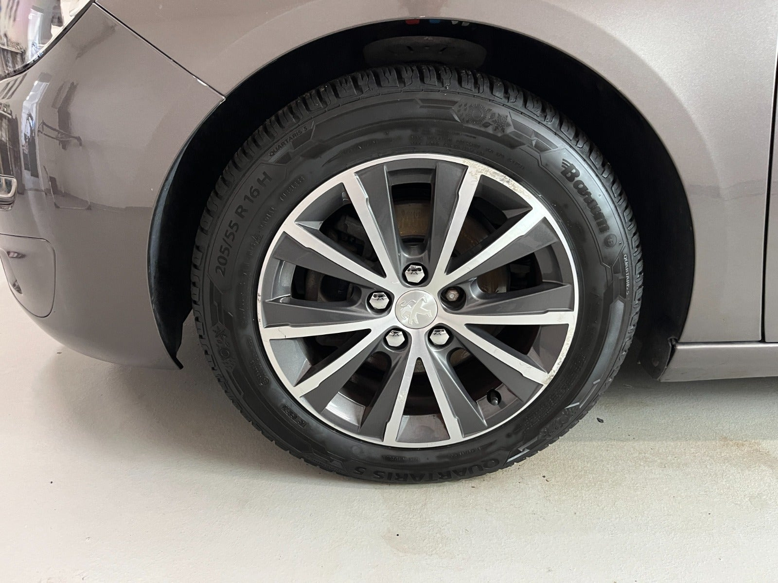 Grå Peugeot 308 fra 2016