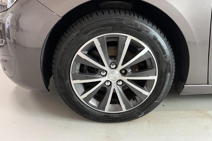 Grå Peugeot 308 fra 2016