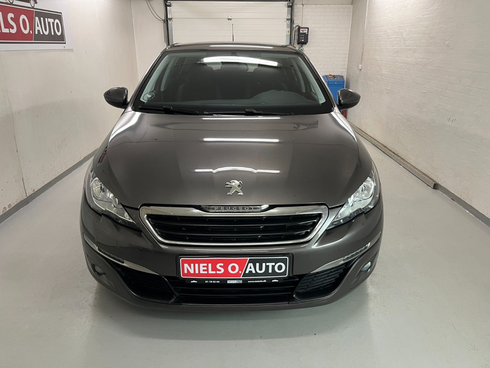 Grå Peugeot 308 fra 2016