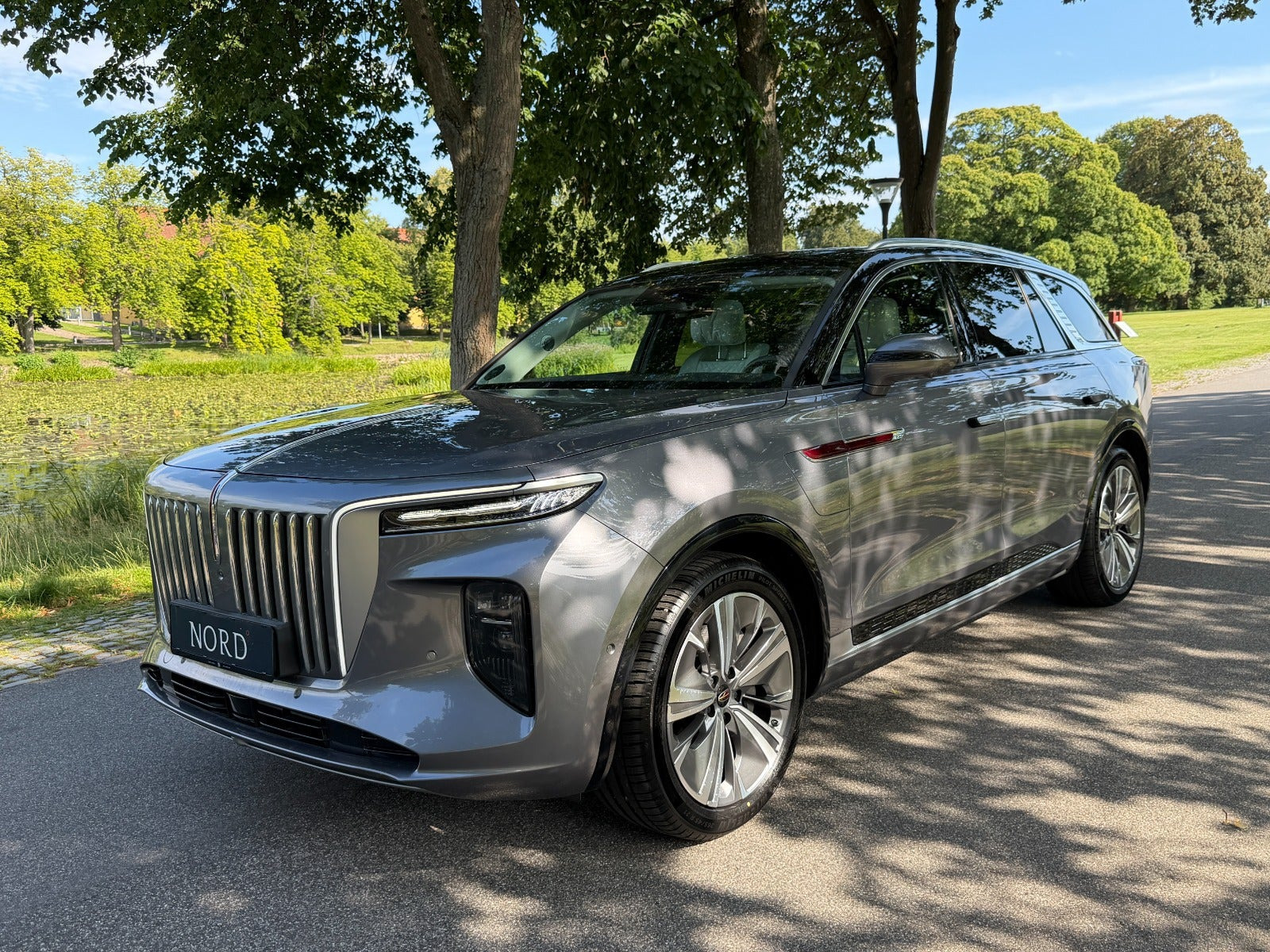 Grå Hongqi E-HS9 fra 2024