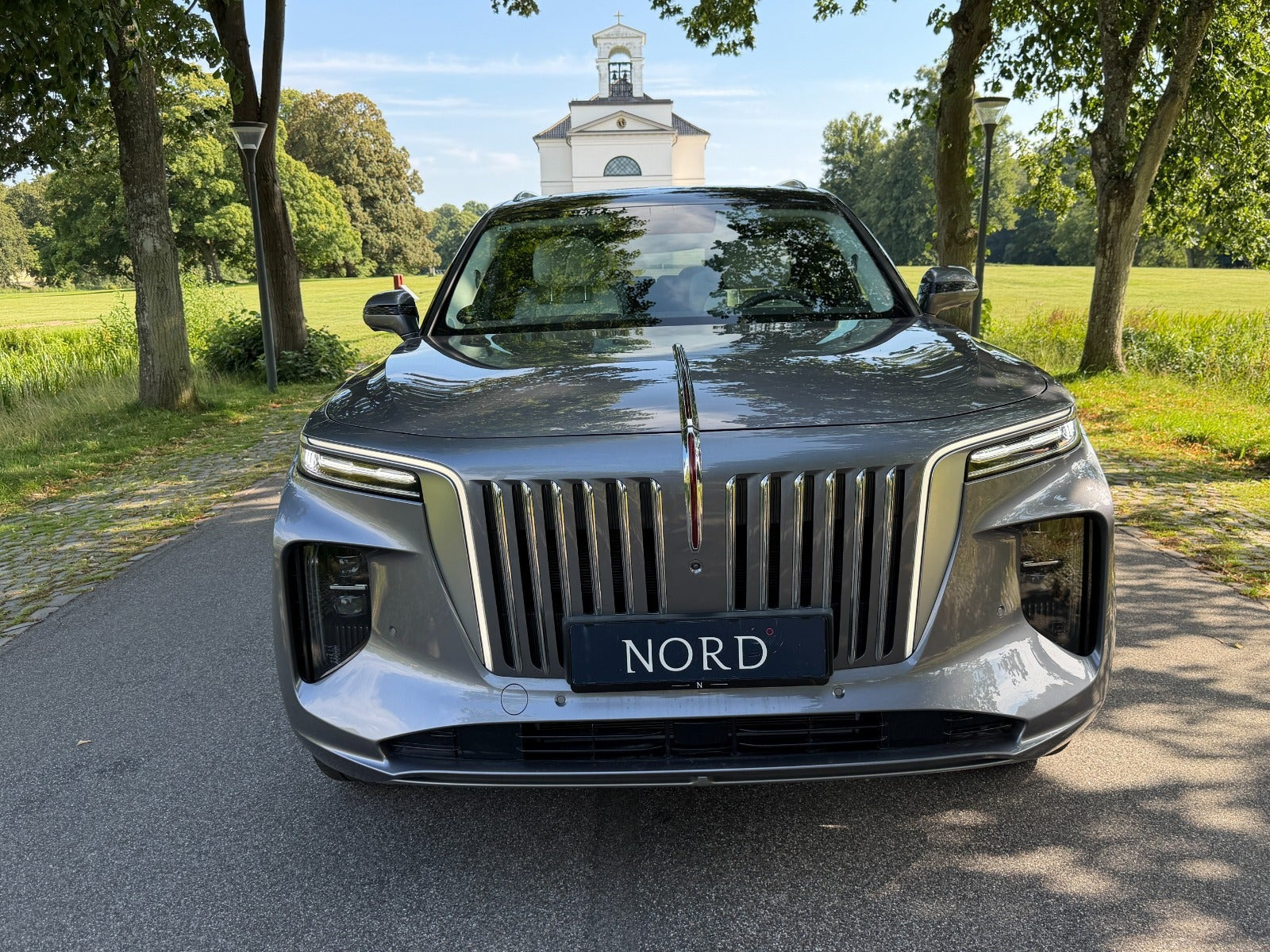 Grå Hongqi E-HS9 fra 2024