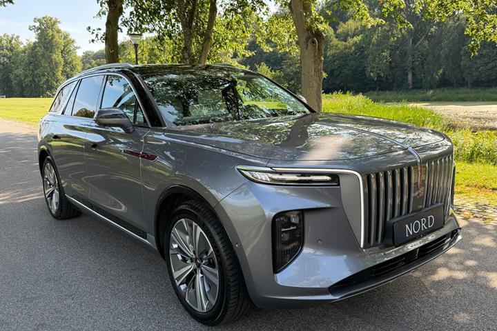 Grå Hongqi E-HS9 fra 2024