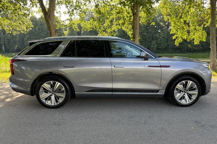 Grå Hongqi E-HS9 fra 2024