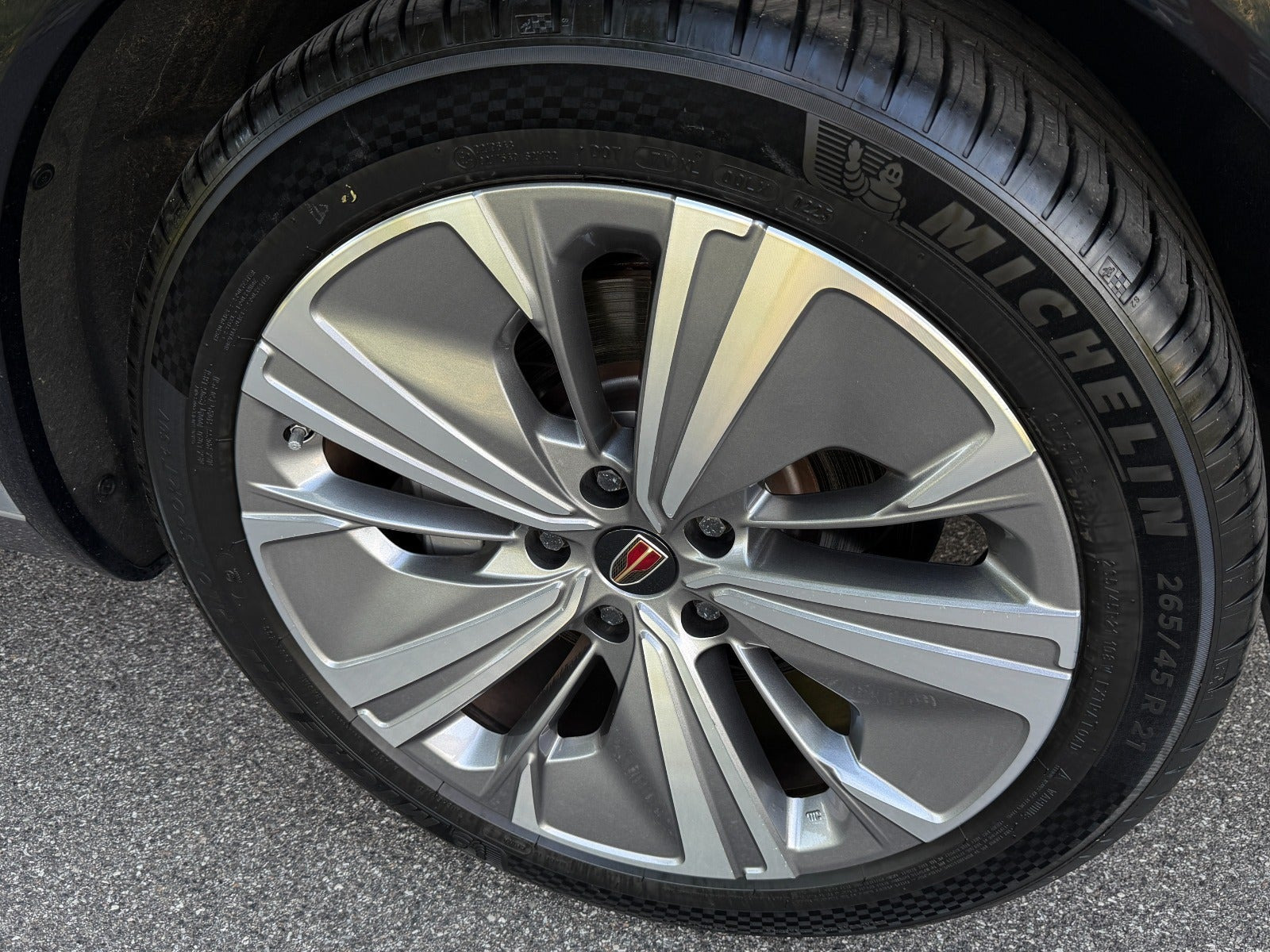 Grå Hongqi E-HS9 fra 2024