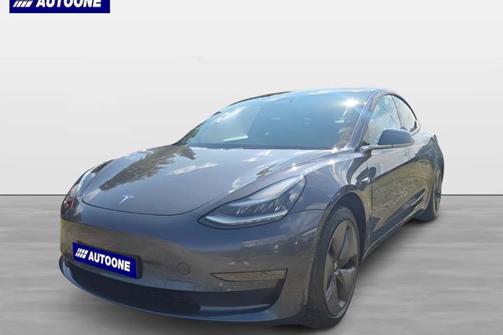 Grå Tesla Model 3 fra 2019 set udefra