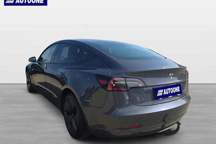 Grå Tesla Model 3 fra 2019