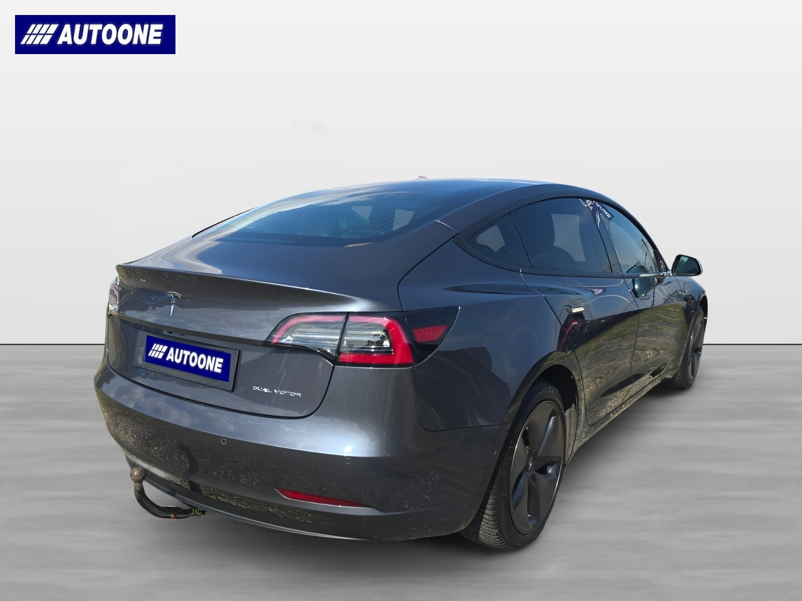 Grå Tesla Model 3 fra 2019