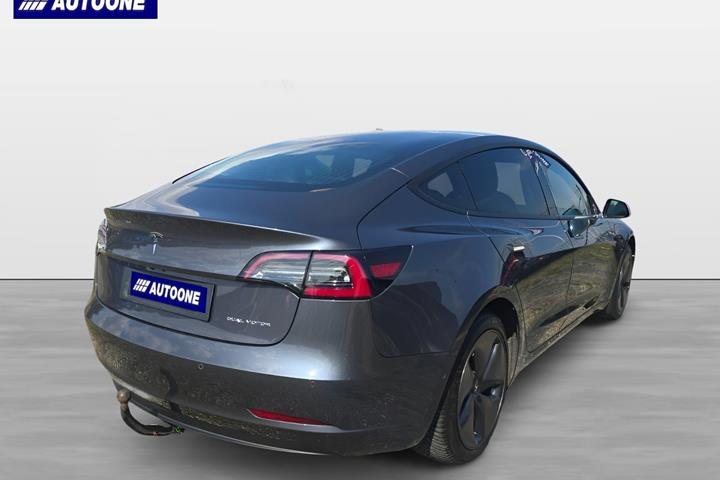 Grå Tesla Model 3 fra 2019